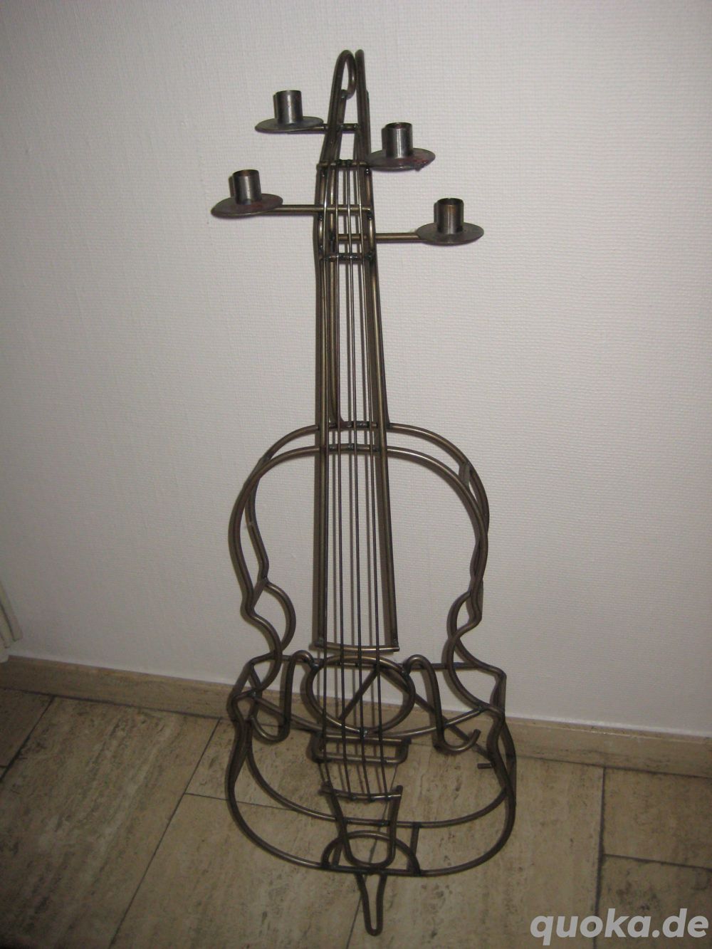 Kerzenständer in Cello-Form
