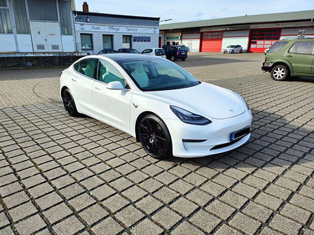 Tesla Model 3 Performance / white leather