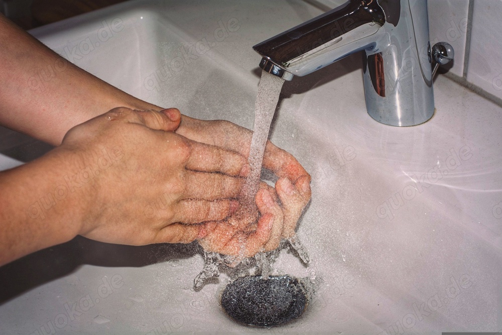 Eine Hand wäscht die Andere 