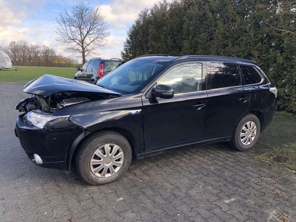 Mitsubishi Outlander PHEV Instyle 4WD Unfall