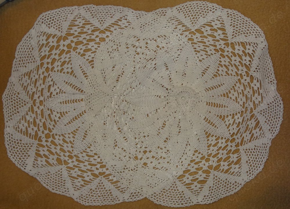 TW Tischdecke Häkeldeckchen 2 Stk weiß Handarbeit Baumwolle  45cm Dekoration einwandfrei erhalten 