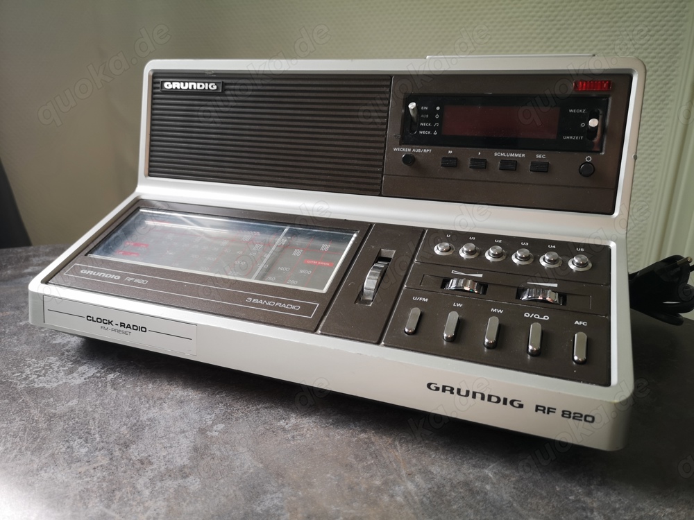 GRUNDIG RF820 Futuristischer 3-Band Radio Wecker aus 1982