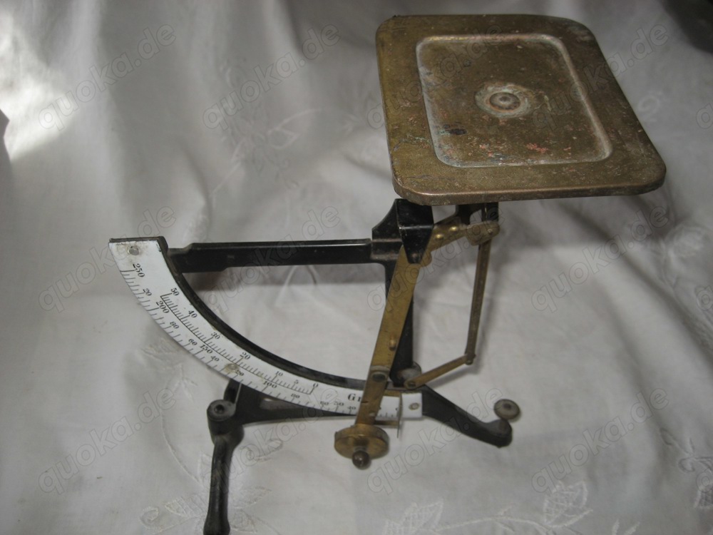 alte Briefwaage mit emaillierter Skala bis 250 Gramm, Höhe ca. 23 cm, Vintage