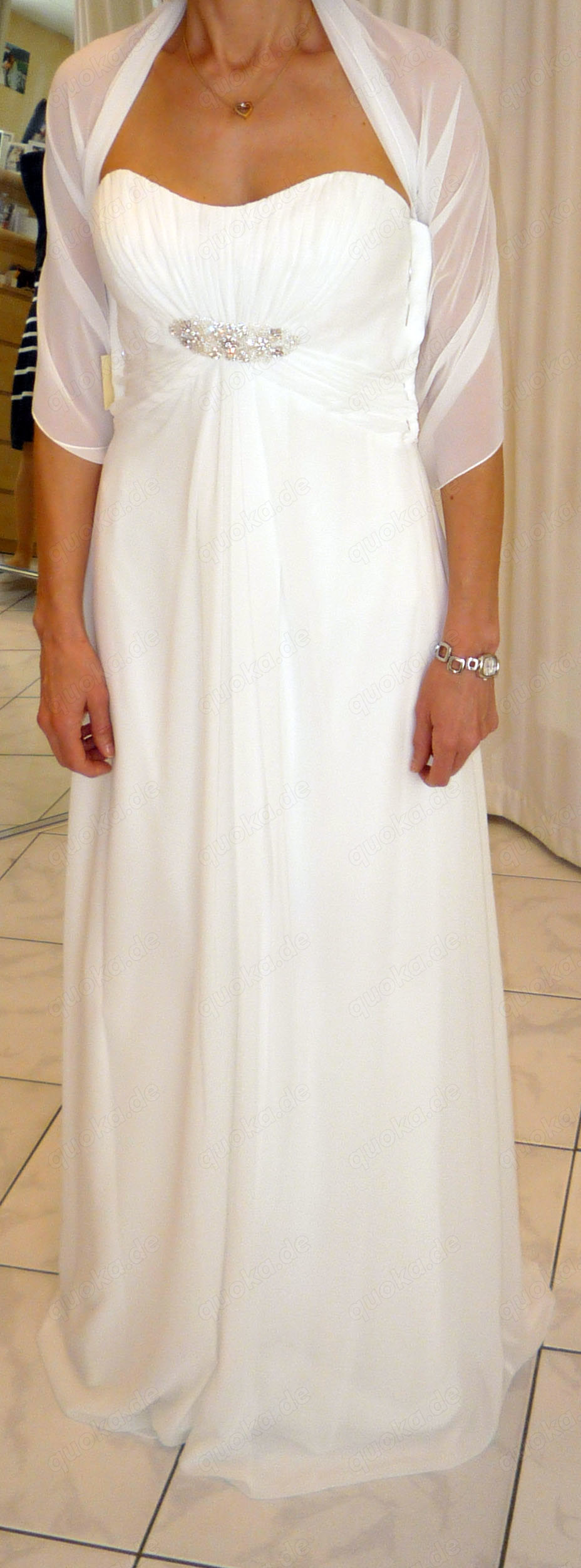 Brautkleid mit Unterrock und kleinen Umhang Schleier Größe 34