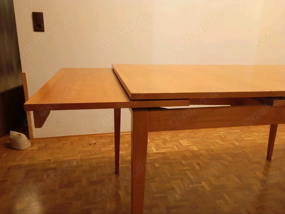 ausziehbarer Holztisch