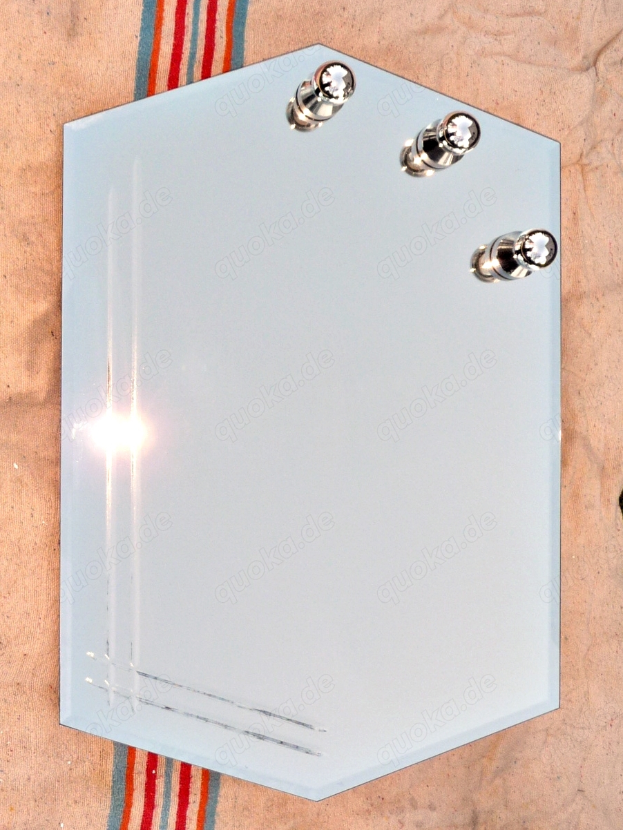 Schöner Spiegel mit Lampe, Maße 77x57cm, Badspiegel