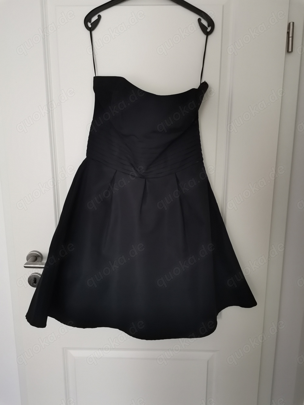 schwarzes, schulterfreies, kurzes Kleid
