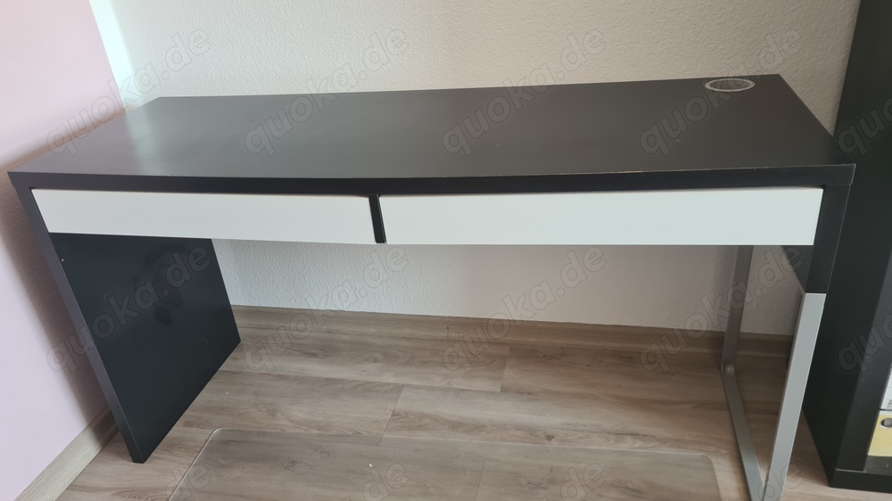 Schwarz-weißen Tisch mit Schubladen und Metallbeinen