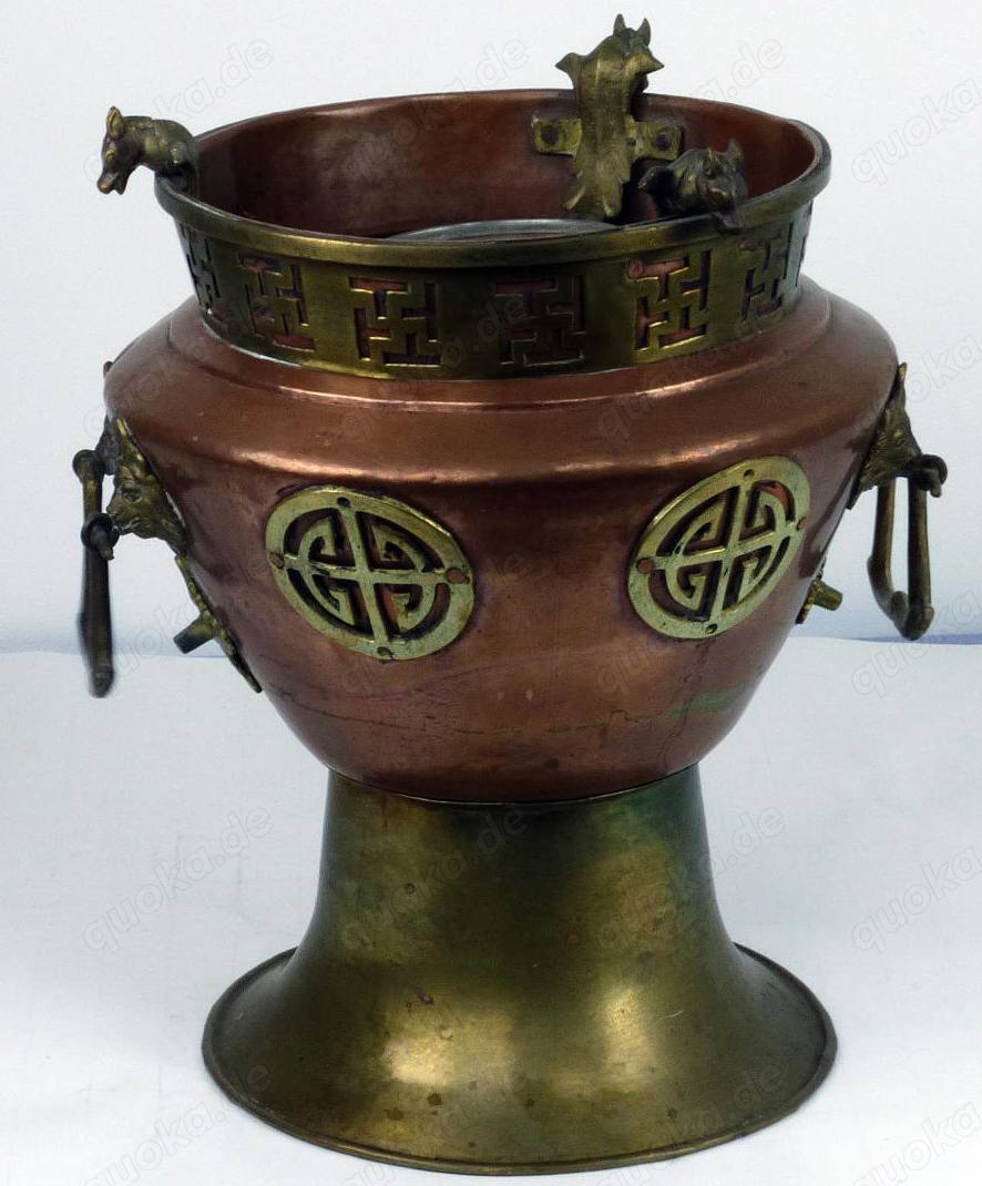 Kupfer-Messing Bodenvase mit 3 Tierköpfen und Ornamenten 