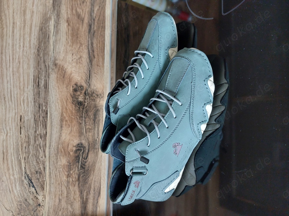 Schuhe mit höherem Schaft