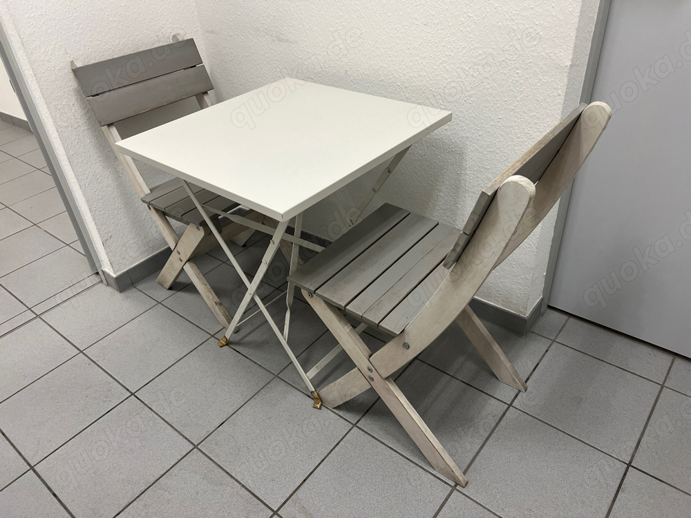 Gartenmöbel Metall Klapp Tisch mit zwei Holz Stühlen Gartenmöbel Metall Klapp Tisch mit zwei Holz Stühlen