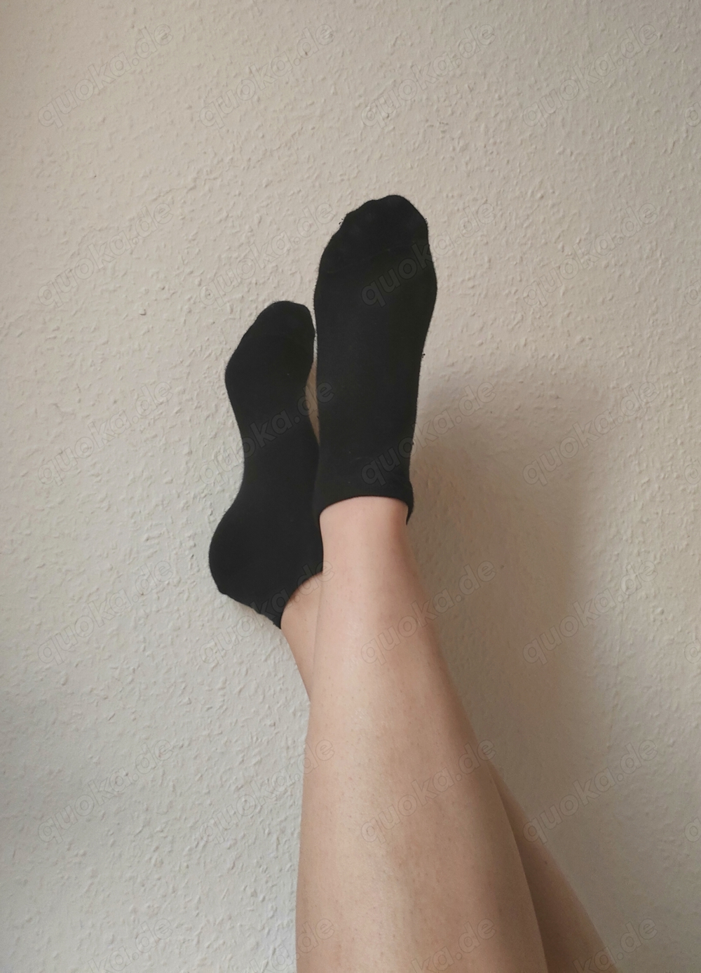 Schwarze getragene sneaker Socken 