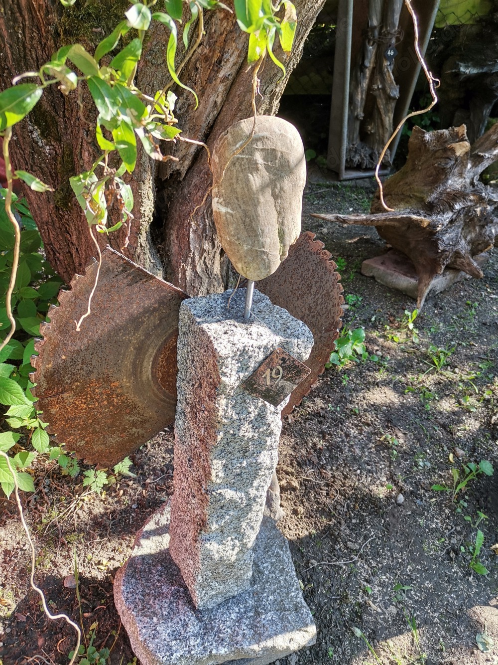 Engel aus Stein und Sägeblättern, absolut ausgefallene Deko für drinnen und draußen Engel aus Stein und Sägeblättern, absolut ausgefallene Deko für drinnen und draußen