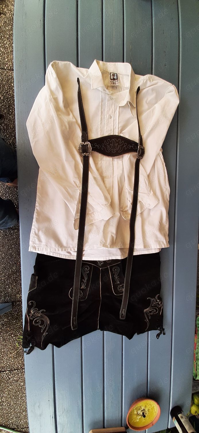 kurze Trachtenlederhose mit Trägern u. drei passenden Hemden dazu