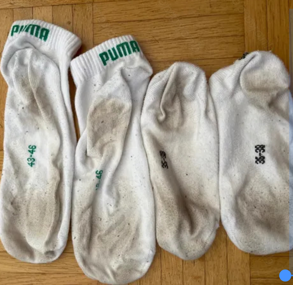 Junges Paar verkauft Seine Stinkesocken 