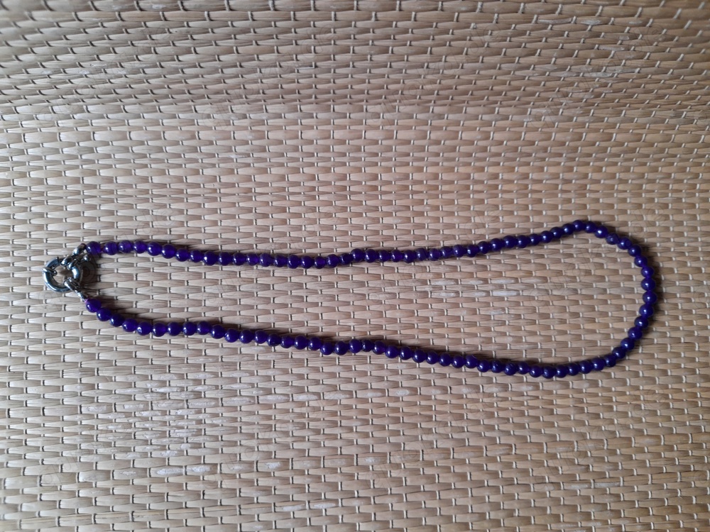 Schmuck: Steinkette aus lilafarbenen Achat