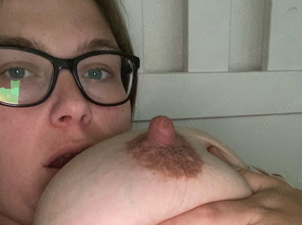 Süße Milf bietet ihre Bilder und Videos an