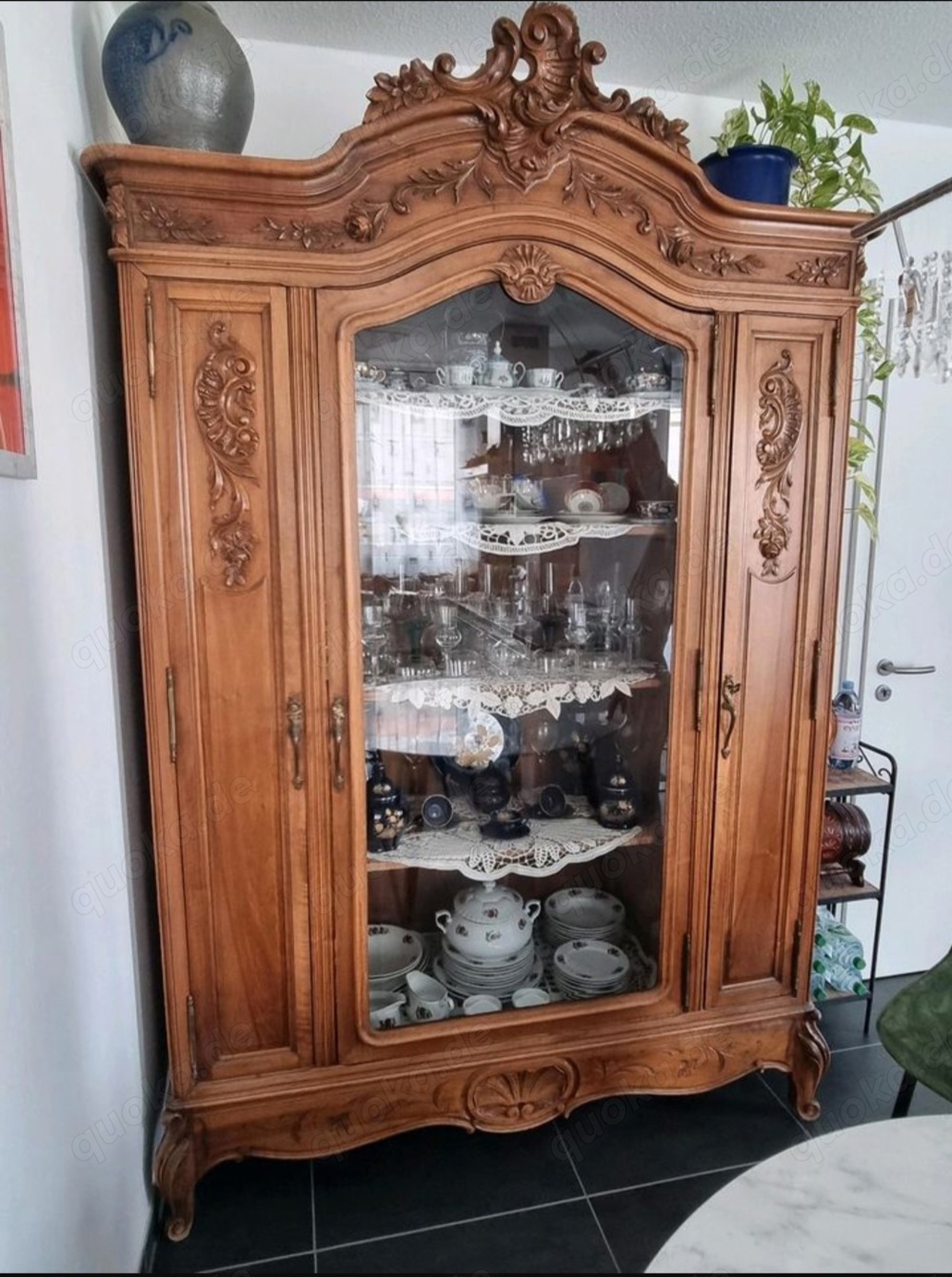 Antike Nussbaumvitrine