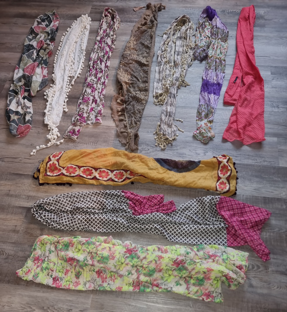 Top Angebot, 57 Schals - Tücher - Loopschals