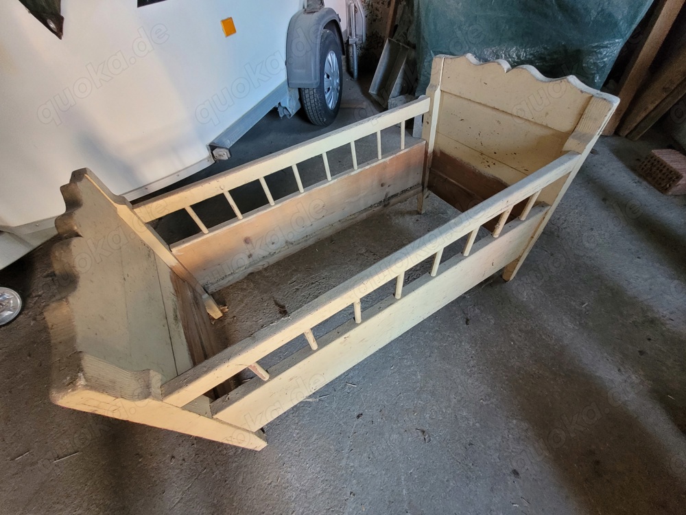 Altes Antikes Kinderbett