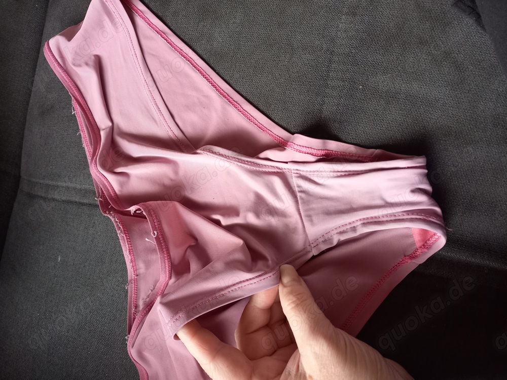 Roter Slip getragen mit Duft Spuren