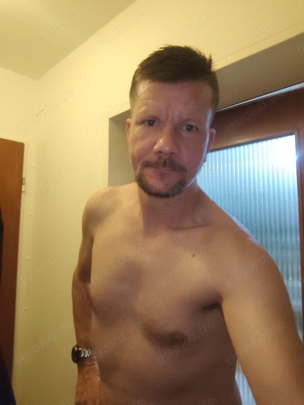 Suche Sie mit Kleine brüste a bis b B 18 j bis 30j spontan in der Öffentlichkeit Sex haben, wann, wo