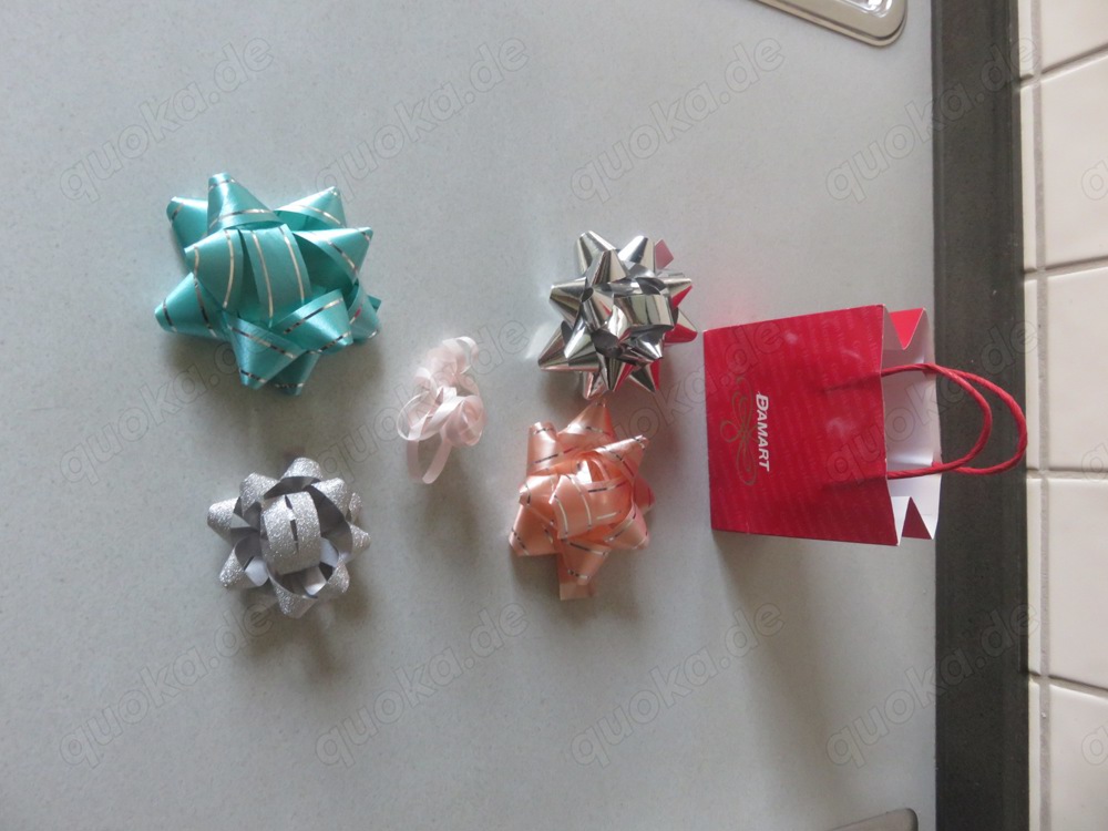 Dekoschleifen und Geschenktüte zu verschenken