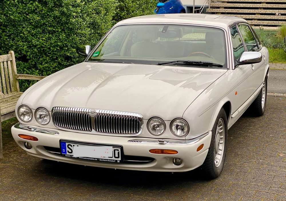 Jaguar Daimler V8