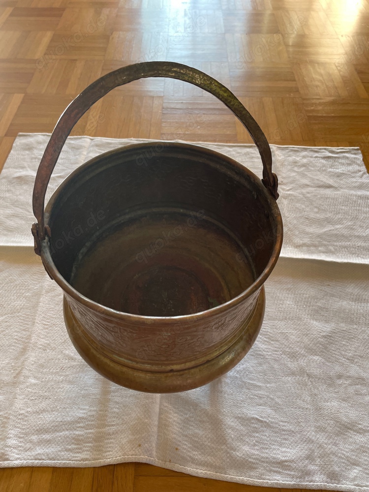 Alter Handgearbeiteter Kupferkessel