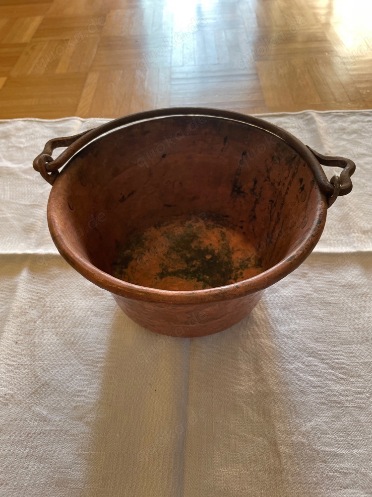 alter schwerer handgearbeiteter Kupferkessel