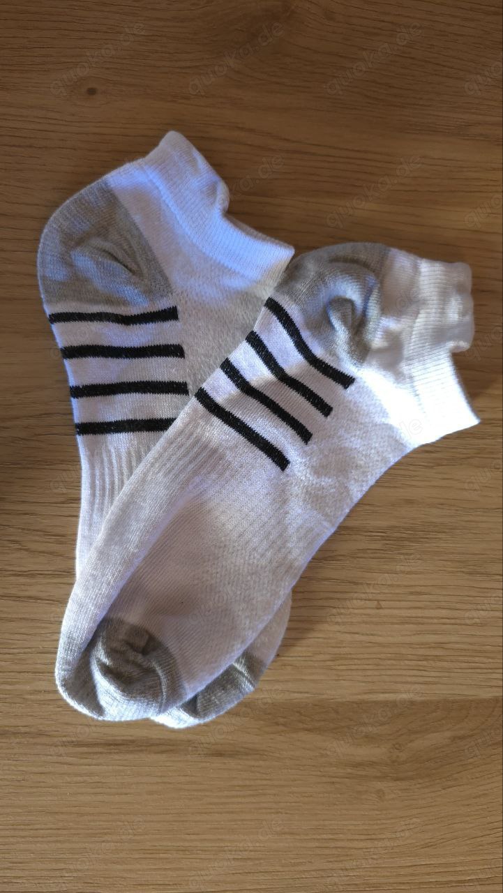 Verkaufe ein Paar getragene Socken für besondere Liebhaber.