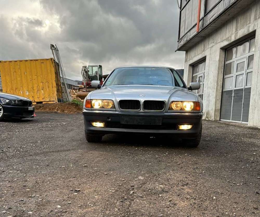 BMW 728 728i