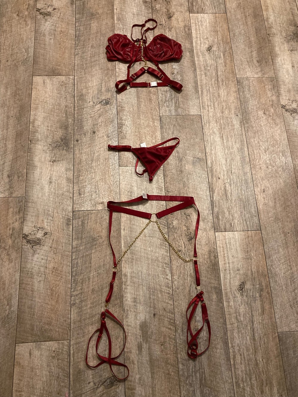 Verführerisches rotes Dessous-Set   Exklusiv und Elegant