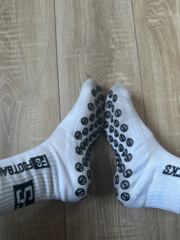 Getragene Fußballsocken