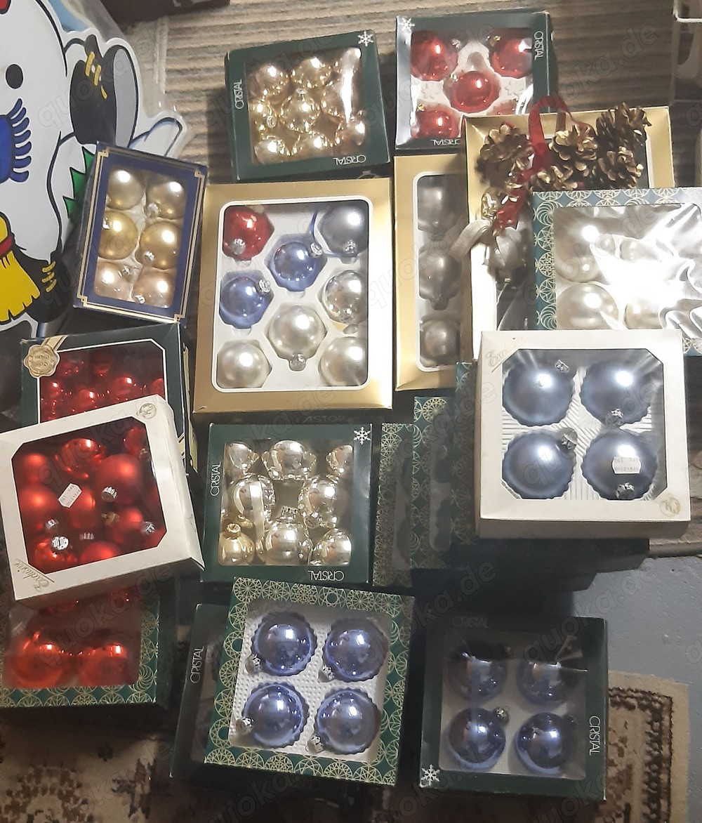 großer Karton mit Weihnachtssachen; insbesondere Weihnachtskugeln und viele andere Weihnachtssachen