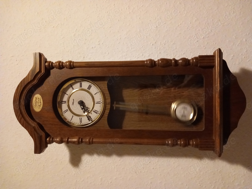 Tempus Fugit Wanduhr mit Pendel 