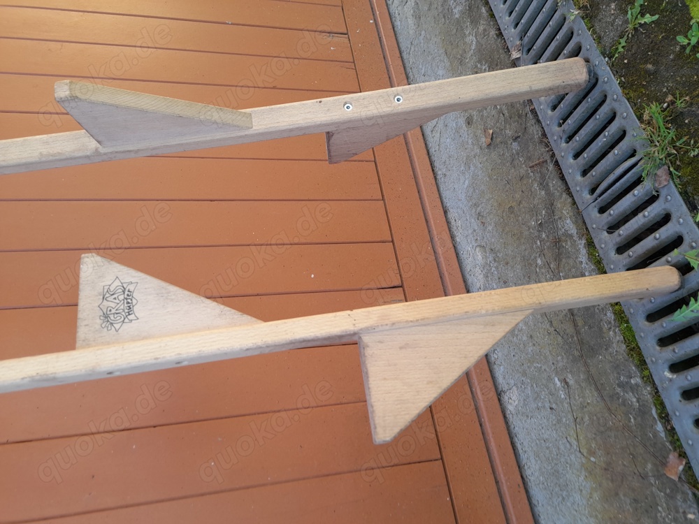 Ein Paar Kinderstelzen