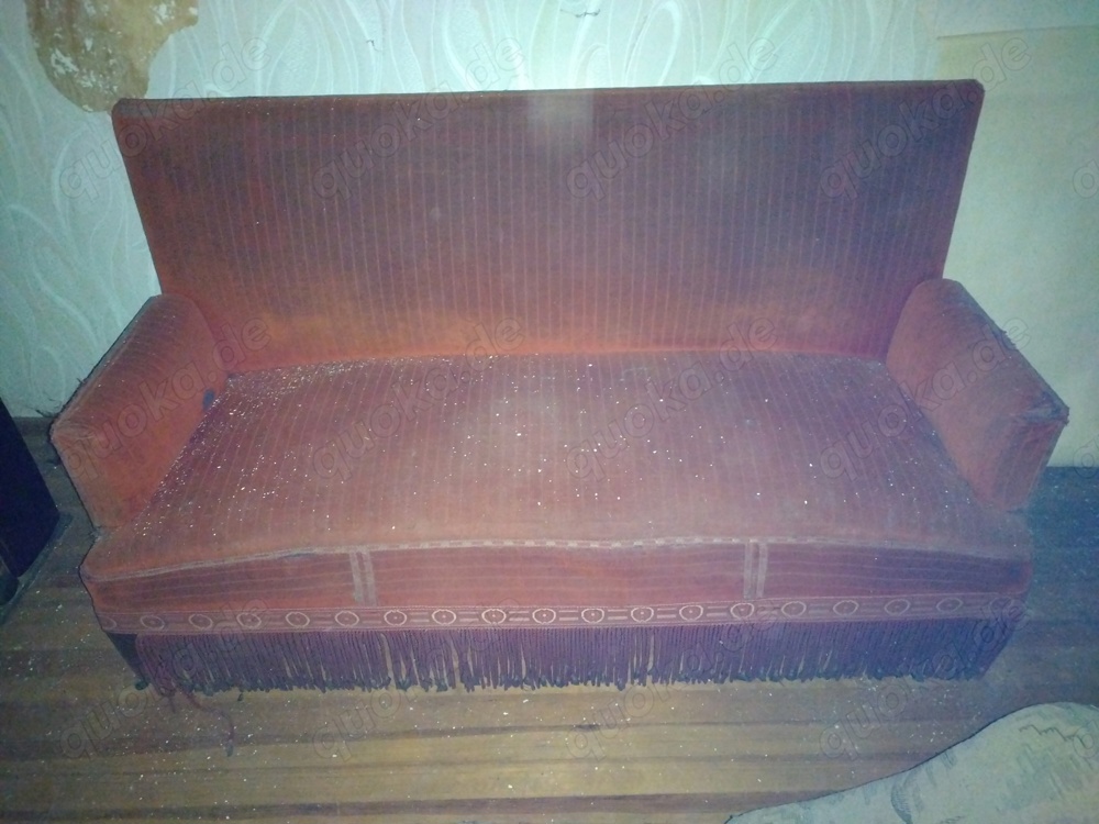 Rotes Sofa mit Fransen