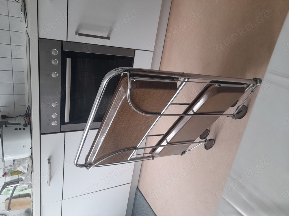 Mobileler Tisch mit Rollen