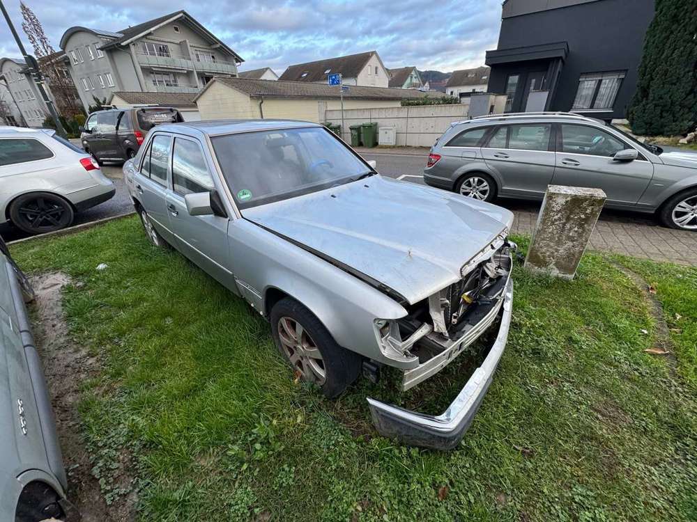 Mercedes-Benz E 220 front unfall Motor gepflegt