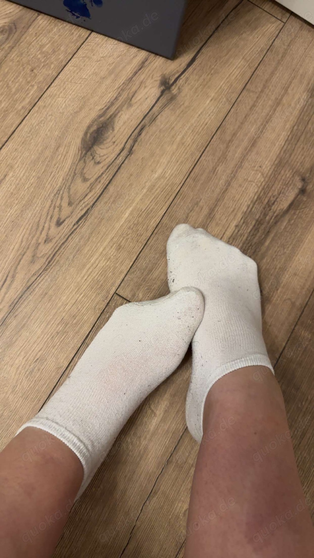 Fußbilder, getragene Socken und alte Schuhe zu verkaufen