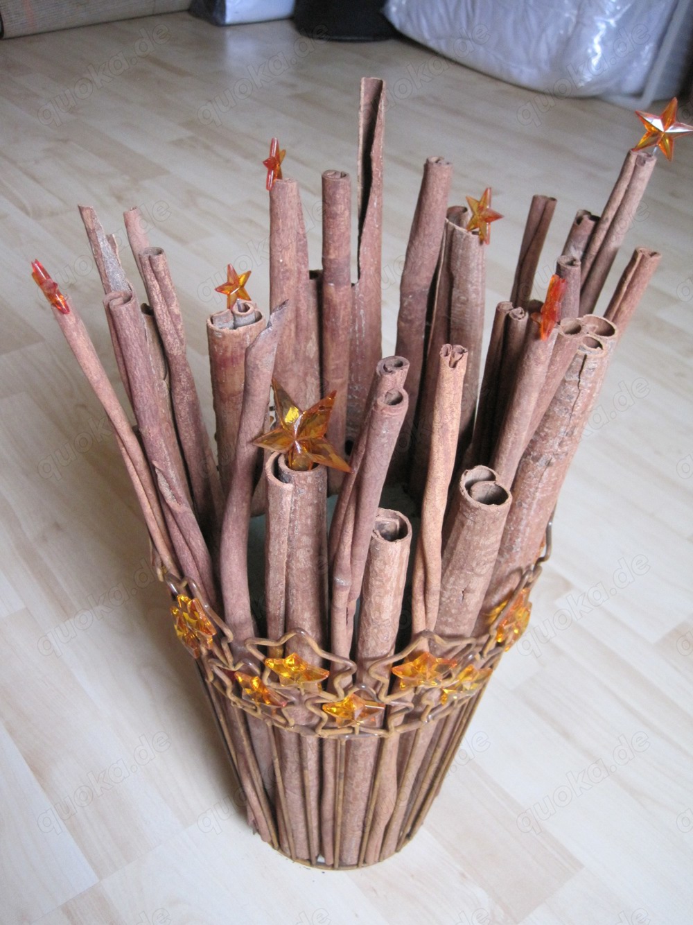 Metallkorb mit Zimtstangen