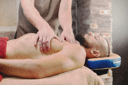 Ganzkörpermassage , Mann massiert Mann