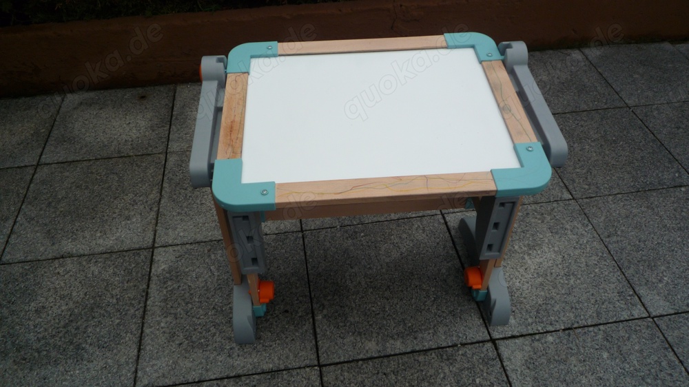Tafel mit Sitzbank zu verkaufen.