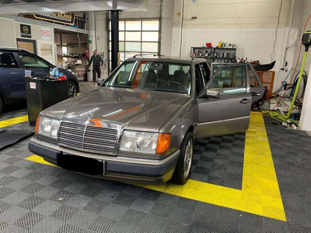 Mercedes-Benz 220