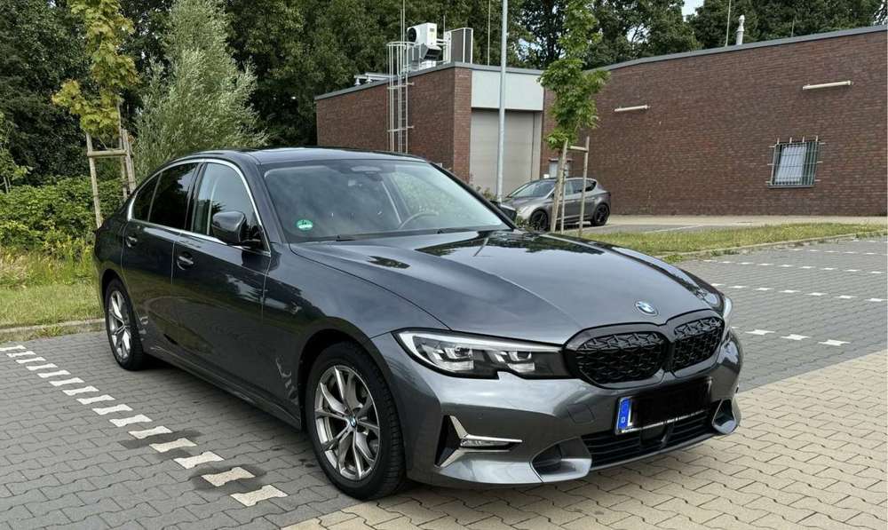 BMW 320 320 i XDrive Luxury Line 8 Fach bereift LMT EDT!