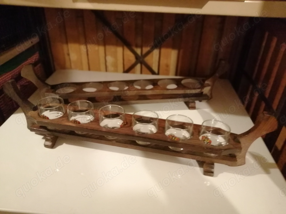 2 Holzständer mit 21 kleine Gläser mit Aufdruck