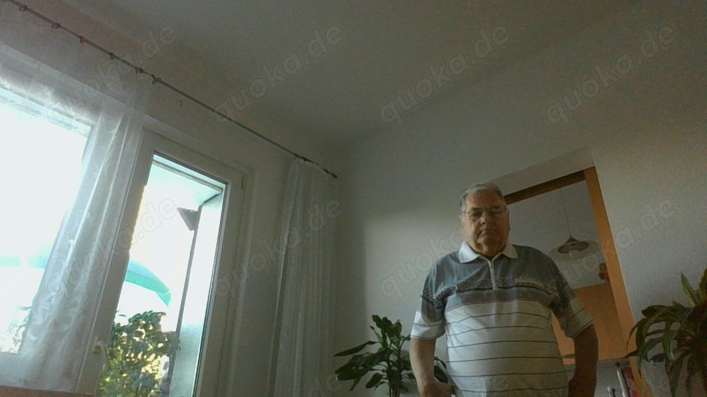 Rentner sucht eine Mitbewohnerin .