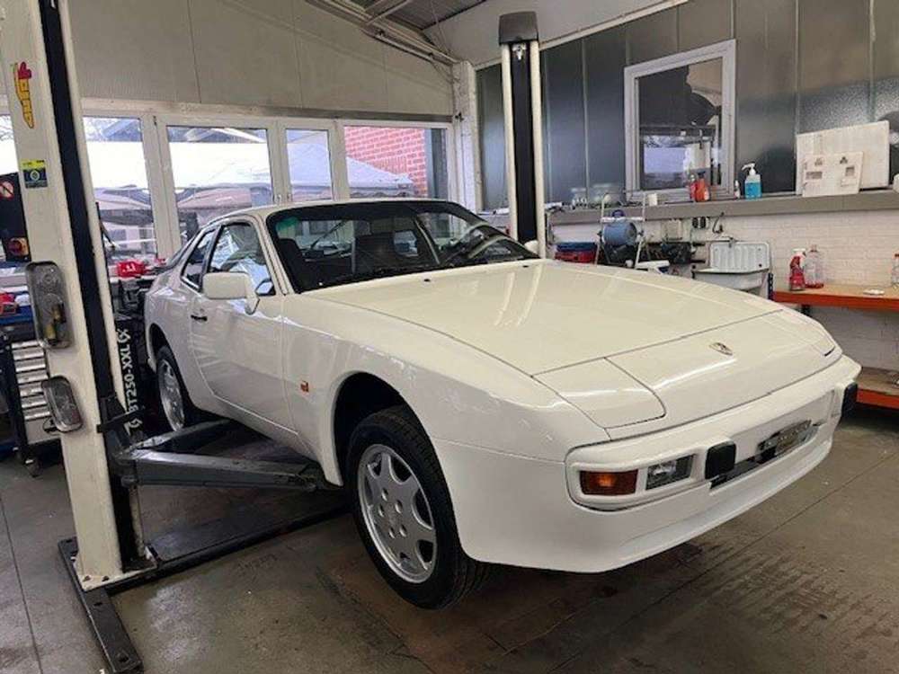 Porsche 944 Top Weiß Bordeaux CH Fahrzeug 2 Vorb. Scheckh.