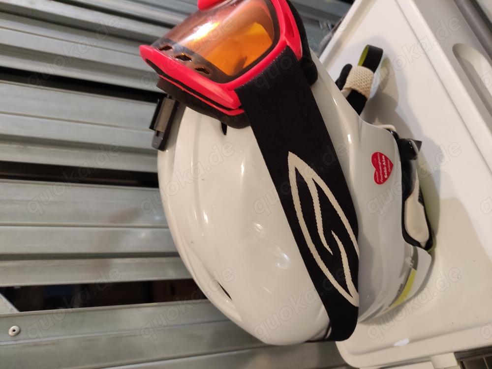 Skihelm mit Brille und Kamerahalterung